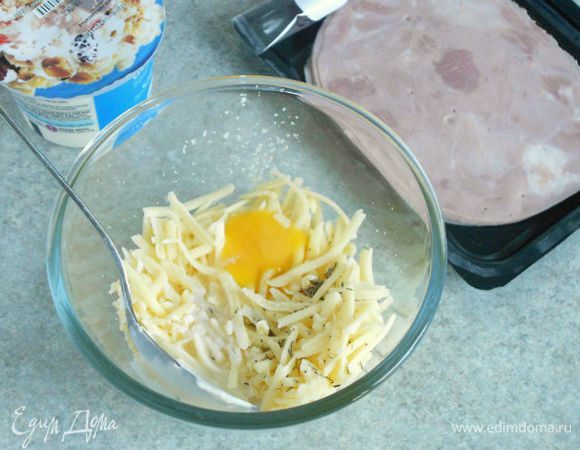 Сыр натереть и соединить с 1 желтком, майораном и сливками.