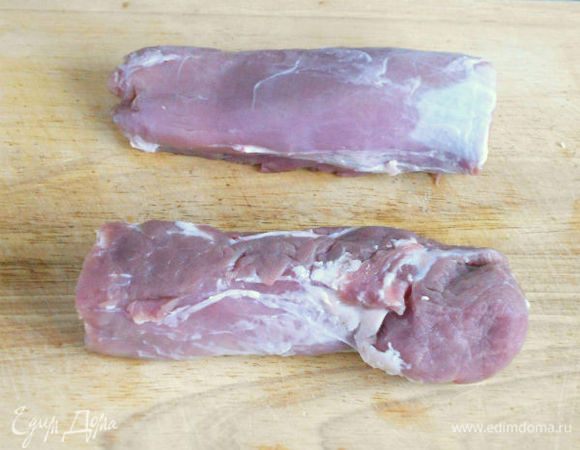 Свиное филе помыть, обсушить бумажным полотенцем и разрезать каждое на 2 части.