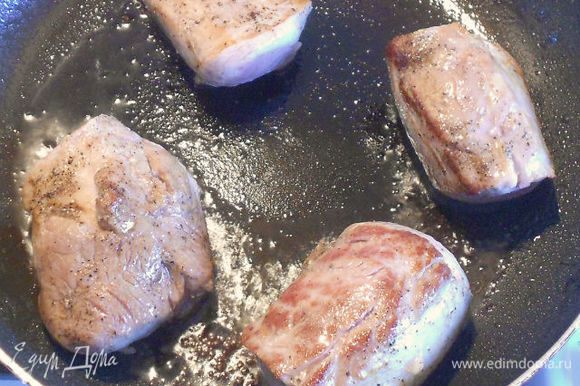 Натереть солью и перцем, затем обжарить на сковороде в 2 ст.л. горячего масла со всех сторон до коричневой корочки ( 7-10 мин.)
