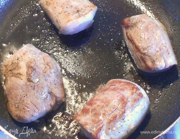 
 Натереть солью и перцем, затем обжарить на сковороде в 2 ст.л. горячего масла со всех сторон до коричневой корочки ( 7-10 мин.)
