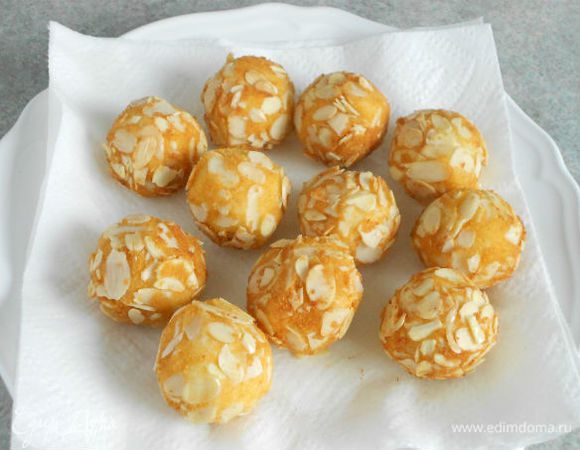 1 л масла хорошо нагрейте во фритюрнице или в высоком сотейнике и обжарьте картофельные шарики порциями примерно по 2 мин. Выкладывайте их на блюдо с бумажными салфетками.