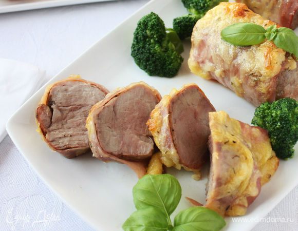 Гратинированное филе можно сервировать с отварной брокколи или брюссельской капустой, украсить свежим майораном. Картофельные шарики подайте отдельно.