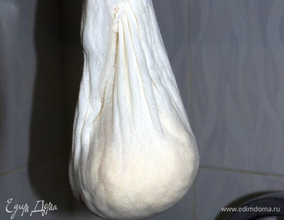 Берём дуршлаг, выстилаем дно марлей в 2 слоя минимум, или тонкой тканью. Сварившуюся массу перекладываем в дуршлаг, лопаткой с большими отверстиями, чтобы лишняя сыворотка осталась в кастрюле. Даём время стечь сыворотки из массы, после этого, можно подвесить на 30-60 мин. не больше, иначе начнет подсыхать, будет неудобно работать дальше.   