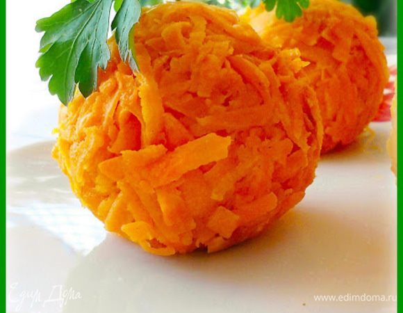 Как только морковь остынет обвалять в ней колобки. Сверху воткнуть по веточке петрушки. Все, закуска готова.
На самом деле, начинка может быть какая угодно. Я просто решила поделиться идеей.
Такие незатейливые и простые в приготовлении колобки или мандаринки ( как Вам угодно) неплохо украсят Ваш стол.
Приятного аппетита!