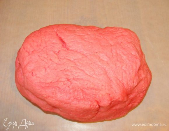 Начну с ярко розового пирога. Признаюсь сразу, тут используется краситель пищевой. Если кто брезгует, можно заменить на свекольный сок. Все как обычно, дрожжи развести в теплой воде с двумя ч/л сахара, когда поднимутся, замесить тесто, добавив несколько капель красителя (у меня жидкий) и еще 80 мл яичного крем-ликера. Дать подняться, обмять тесто и дать еще раз подняться.