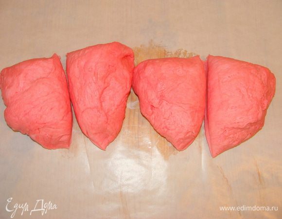 Разделить на 4 равные части. Раскатать каждую часть в виде круга. Размер должен быть одинаковый.