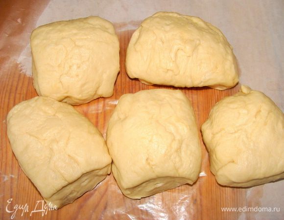 Для второго пирога тесто замешивается точно также, только без ликера и красителя. Тут я решила разделить тесто на 5 частей, для чего скоро объясню!