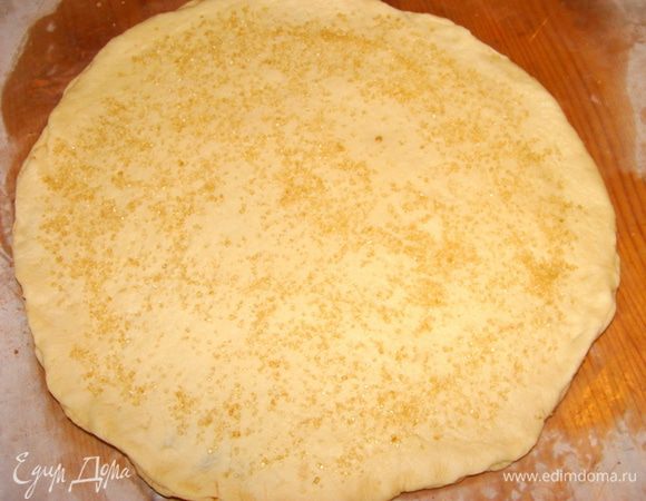 Каждый круг, кроме 4-го, посыпать коричневым сахаром.