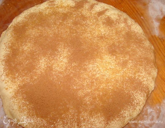 И присыпать какао порошком, используя ситечко.