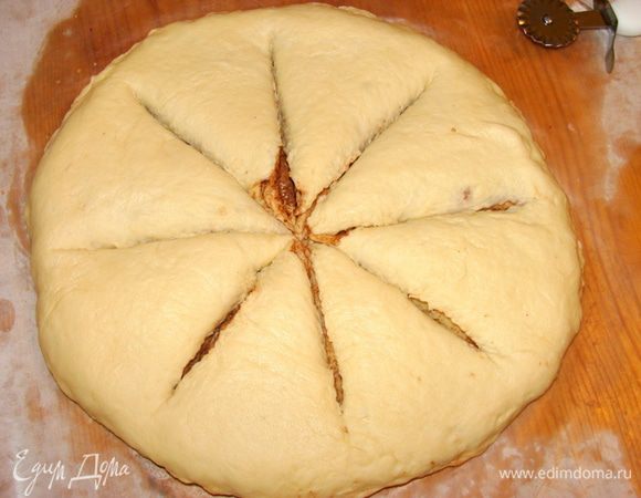 Разрезаем в виде снежинки. Осторожно переносим и выкладываем на пятый круг. Для чего? Чтобы сахар не пригорал и пирог не приставал к пекарской бумаге или противню! В первом случае можно тоже так сделать для удобства.