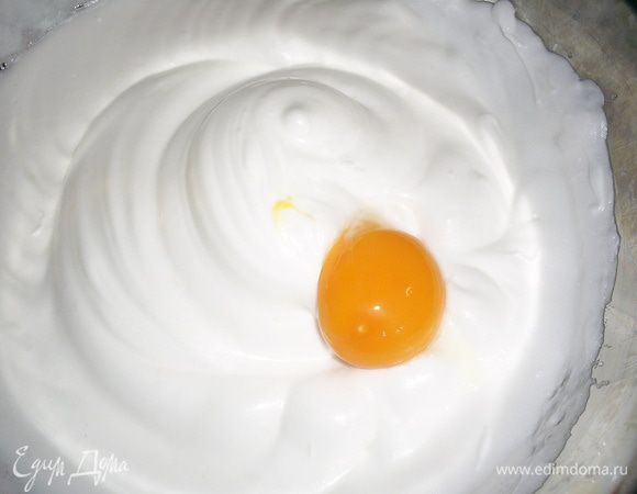 Продолжаем взбивать, добавляя по одному желтку. Каждый раз взбиваем до полной однородности массы.