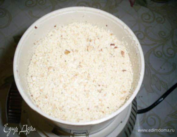 Для торта нам в общей сложности понадобится 100 грамм очищенного обжаренного арахиса. Измельчаем арахис в мелкую крошку. Для теста нам понадобиться 50г, остальной арахис пойдет в карамельную прослойку.