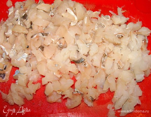 Треску отделить от костей, половину порезать мелко, другую половину провернуть через мясорубку вместе с луком.