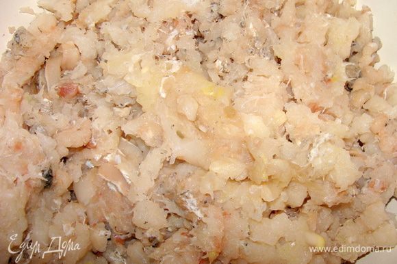 Смешать с солью и смесью перцев, добавить кориандр, можно любые приправы по своему вкусу.