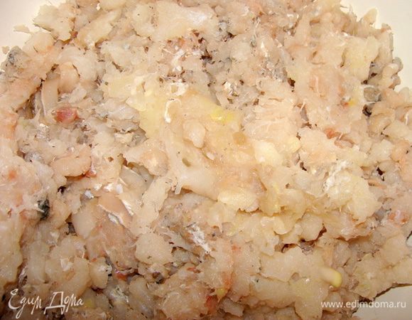 Смешать с солью и смесью перцев, добавить кориандр, можно любые приправы по своему вкусу.