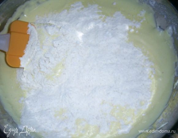 Аккуратно высыпаем третью часть крахмально-ореховой смеси на взбитую яичную массу и перемешиваем лопаткой движениями снизу вверх от краев к центру.