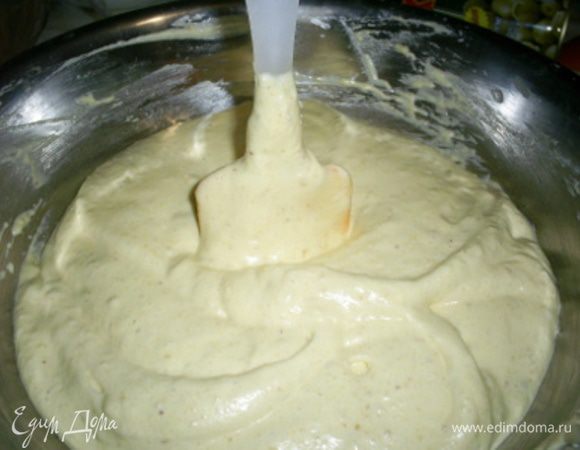 Оставшуюся сухую смесь вводим в тесто аналогично за два приема. Тесто получается  густым, лопатка в нем не падает.