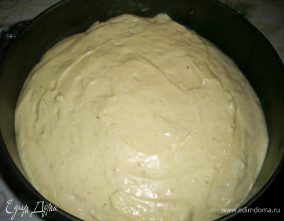 Выливаем наше тесто в высокую форму диаметром 23-23см, застеленную пергаментом. 