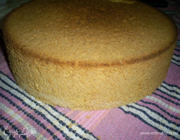 Выпекаем в разогретой до 190-200 градусов духовке примерно 35 минут. Готовность проверяем спичкой или зубочисткой. Из готового бисквита они выходят сухими.