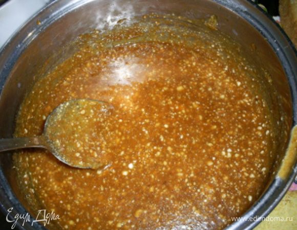 Займемся карамельной прослойкой. Сахар высыпаем в сотейник или сковороду с толстым дном и начинаем нагревать на среднем огне. Сахар начнет таять сначала возле стенок посуды. Желательно его ничем не мешать, можно слегка встряхнуть сотейник, чтобы сахар прогревался более равномерно. Держим на огне до получения золотисто-янтарного цвета. Не передержите, а то будет горчить и пахнуть жженым сахаром.
Снимаем сотейник с огня и постепенно, все время помешивая вливаем теплое молоко. Делать это нужно очень аккуратно, так как карамель будет сильно пениться и брызгаться. Если влить сразу все молоко, карамель соберется в комок. Ничего страшного - возвращаем сотейник на огонь и помешиваем до полного растворения карамели. Затем снимаем готовую карамель с огня и добавляем масло. Перемешиваем до однородного состояния.
Затем добавляем в карамель молотый миндаль, перемешиваем и оставляем остывать при комнатной температуре.