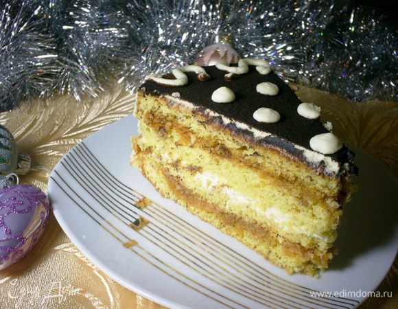 Отправляем торт настаиваться в холодильник. Минимум часов 5, лучше на ночь. Утром достаем наш торт. Отрезаем кусочек любимого лакомства и зовем всех на чаепитие! Приятного аппетита и веселых праздников!