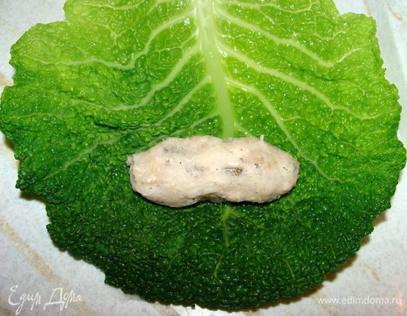 Сформировать из фарша 8 биточков.