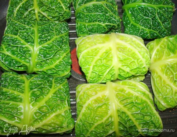 Обжарить на растительном масле с двух сторон, потом добавить водички и тушить до готовности примерно 20 минут.