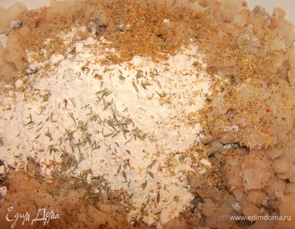 Добавить муку, соль, перец, кориандр, с веточек тимьяна оборвать листочки. Перемешать все.