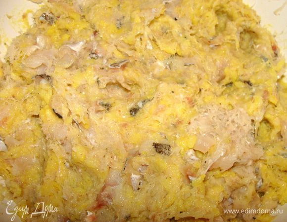 Добавить сваренный с куркумой и солью рис. Перемешать.