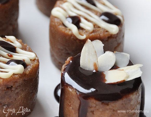 Печенье перемолоть. Растопить масло и смешать с печеньем. Добавить сгущенку, ванилин, коньяк и какао. Перемешать до плотной массы. Слепить маленькие цилиндрики. Растопить шоколад и украсить. Постаивть в хол-к на 1-2 часа.