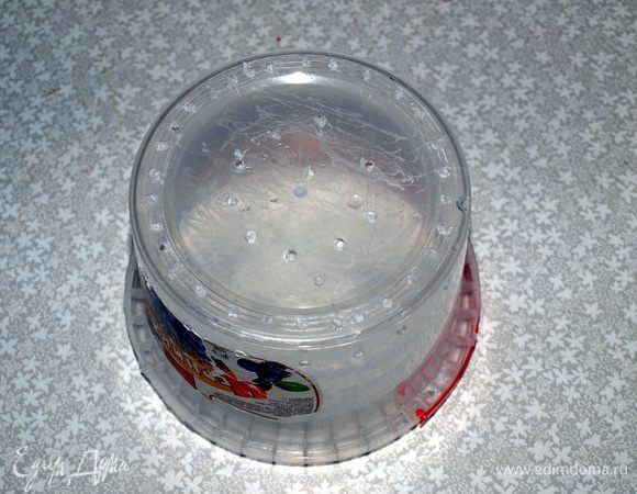 Приготовление формы, для изготовления сыра. В домашних условиях, использовал ведёрко из-под джема или майонеза. По периметру ведёрка и всё дно сверлится, получаются отверстия, чтобы сходила оставшаяся сыворотка. Чем больше отверстий тем лучше.  