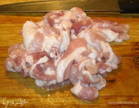 Бекон я купил уже нарезанный, только порезал его поперек небольшими ломтиками. Двести грамм хватит. 