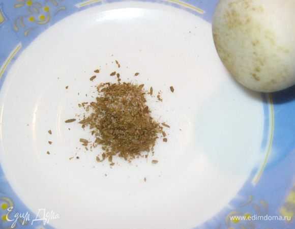 Мелко порубил половину большой головки лука и мелко порезал две дольки чеснока.
Для аромата растолок в ступке пару щепоток зиры.
