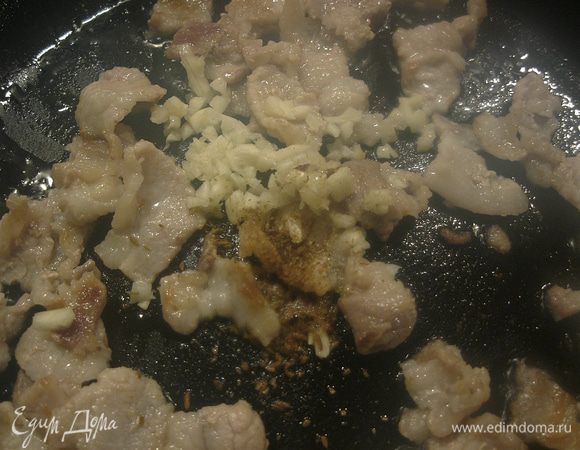 В сковородку положил бекон, а когда он начал шкворчать, добавил чеснок и зиру. Кухня сразу наполнилась пряным ароматом. Кот, гордо подняв хвост, убежал в комнату. Это хорошо, а то, пока я бекон резал, он почти половину съел и настойчиво требовал еще.