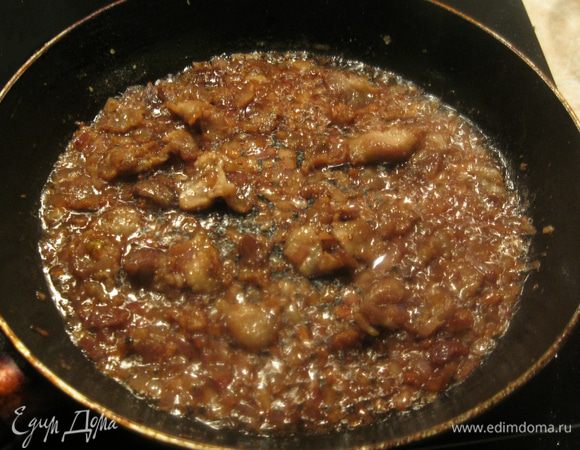 На вытопившемся, из бекона, жире спассировал лук, вылил полстакана сухого красного вина и подождал пока оно выпариться.