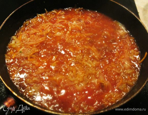 Осталось выложить капусту, залить томатным соком и оставить тушиться под крышкой на среднем огне на десять минут.