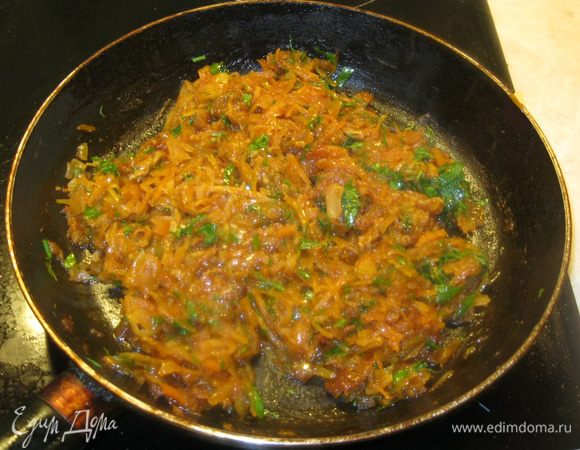 Горячую капусту с беконом, прямо в тарелке, заправил рубленой зеленью и ложечкой хрена, налил холодного пива и сел в широкое кресло.  Начавший твердеть, в начале приготовления, бекон, потушившись в соке, стал мягким и нежным. Не очень кислая, магазинная квашеная капуста пропиталась жиром из бекона и взяла кислинку из вина. Котя, лежа на кровати, внимательно наблюдал, как я ем и сам стал облизываться. Только я его, из своей тарелки, кормить не буду, не все коту масленица. А я не кот, мне еще можно.