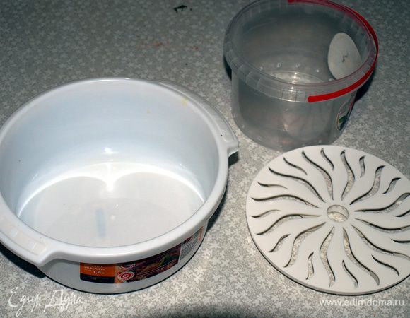 Беру кастрюльку-пароварку для СВЧ, крышка не используется. 