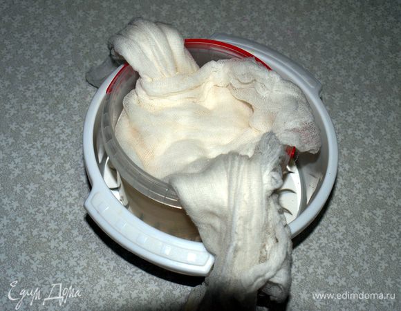 Ведёрко, марля, масса выложенная в ведёрко, закрывается концами марли.