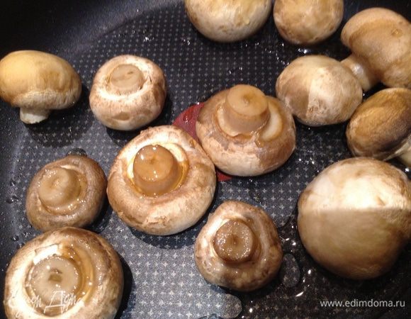 Грибы положить в форму для выпечки, добавить чуть чуть оливкового масла. отправить в духовку на 15 мин при 180.