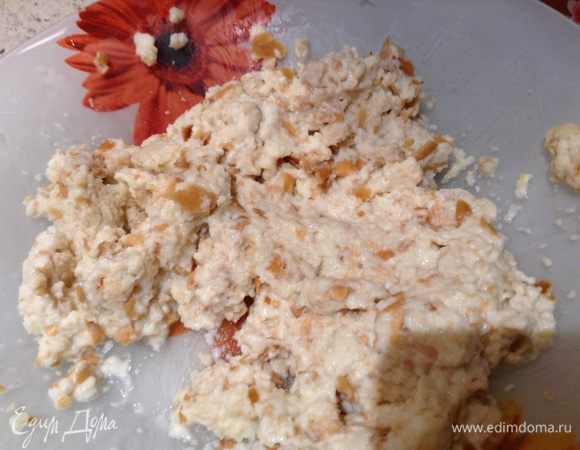 Хлеб (2-3 дневный) замочить в сливках и размять в крошку.