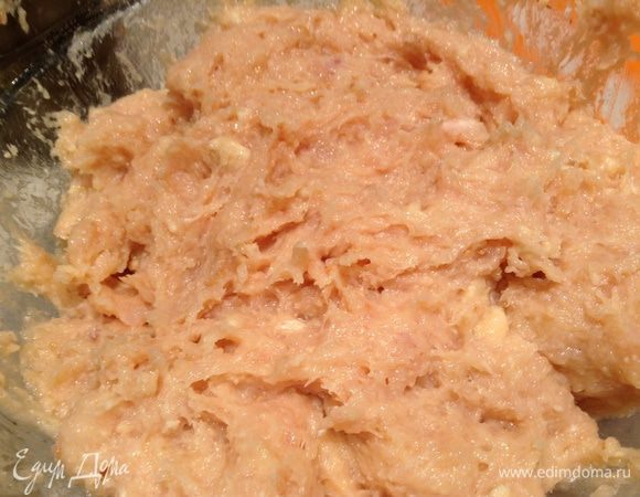 Яйца, хлебную крошку добавить в фарш и вымесить его.
