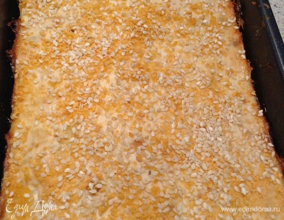 Через 45 мин снять фольгу присыпать сухарями, кунжутом и еще 15-20 мин при 220 гр.
