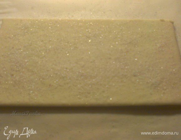 Присыпьте сахаром обе поверхности слоеного теста. Сахар нам нужен, чтобы придать более красивую поверхность тесту при выпечке, а также сахар не позволит сильно подняться тесту.

