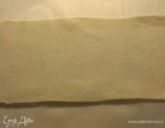 Раскатайте тесто. Слишком тонко раскатывать не нужно.