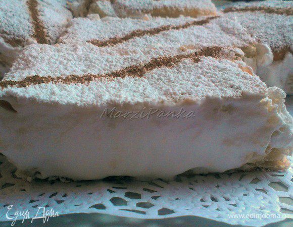 Перед подачей разрежьте на прямоугольники, посыпьте сахарной пудрой и украсьте корицей.
Ну Очень Вкусно! Особенно с чашечкой утреннего кофе!