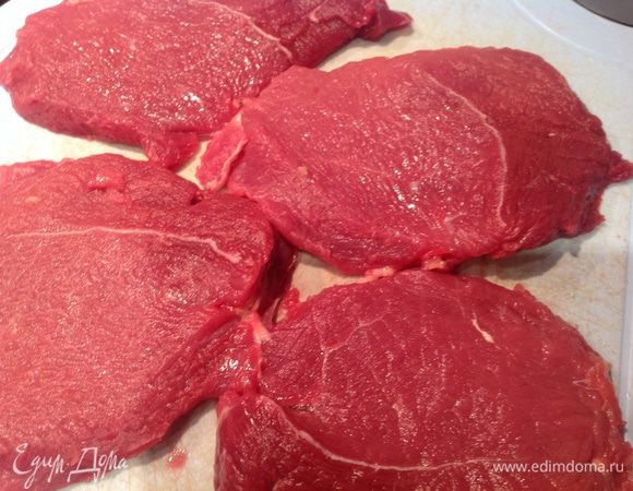 Мясо вымыть, обсушить и нарезать на порции.