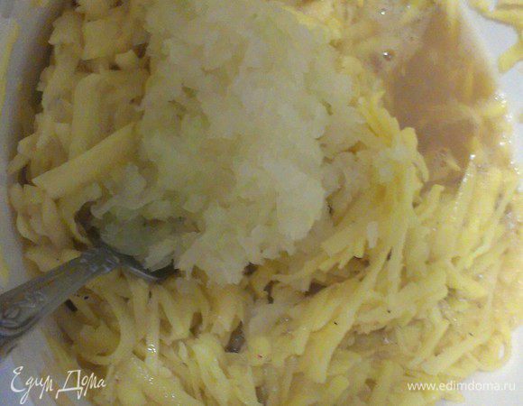 Лук потереть на терке и добавить к картофелю.
