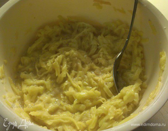 Лишнюю жидкость слить. Добавить к массе яйца и муку. Посолить, поперчить, также добавить чесночную специю и растительное масло.