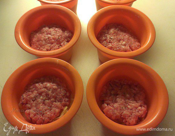 Силиконовые формочки заполнить на 1/3 картофельной смесью, в серединку положить фарш.